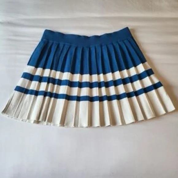 Sexy preppy tennis 🎾 look. Blue and White Pleated Mini Skirt & quarter zip crop - Picture 2 of 9